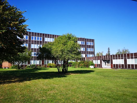 16 - die Außenanlagen des Chmelařský Institut (1)